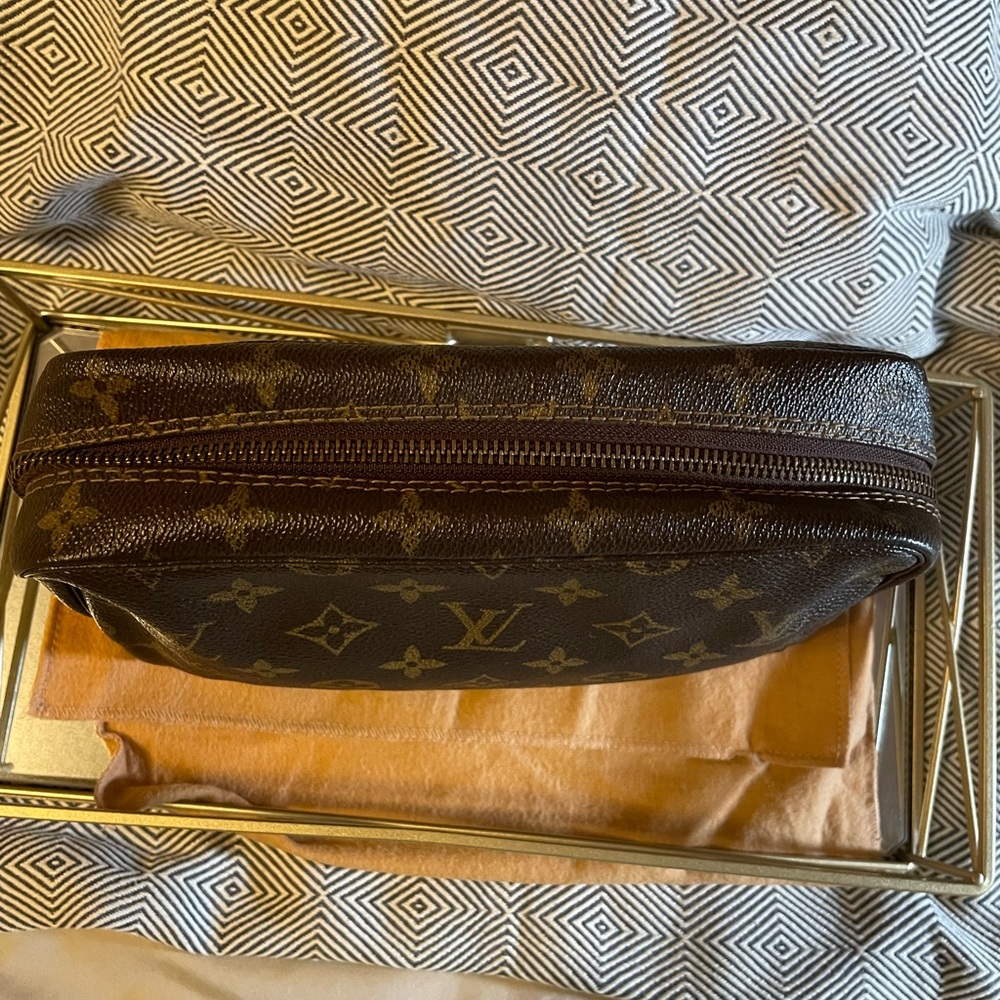 Louis Vuitton Trousse 23 Unisex Classic Monogram Canvas Cosmetic Bag | Vintage - Picture 7 of 17